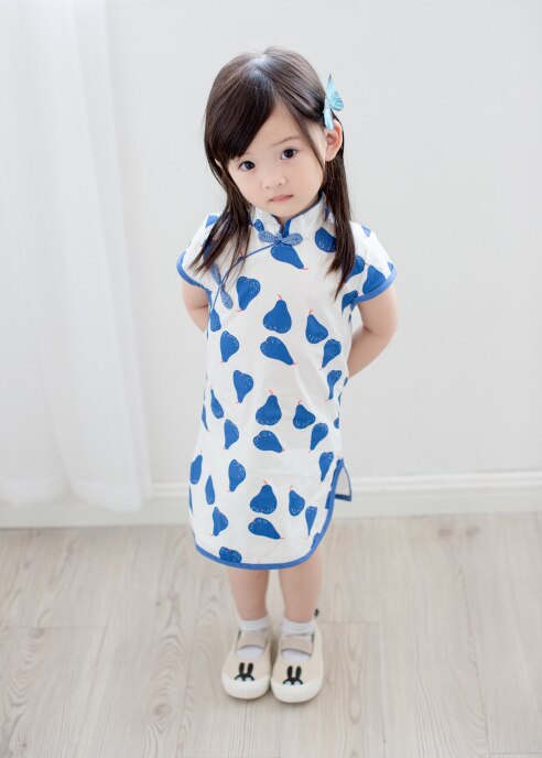 Girls sweet blue pears white cheongsam