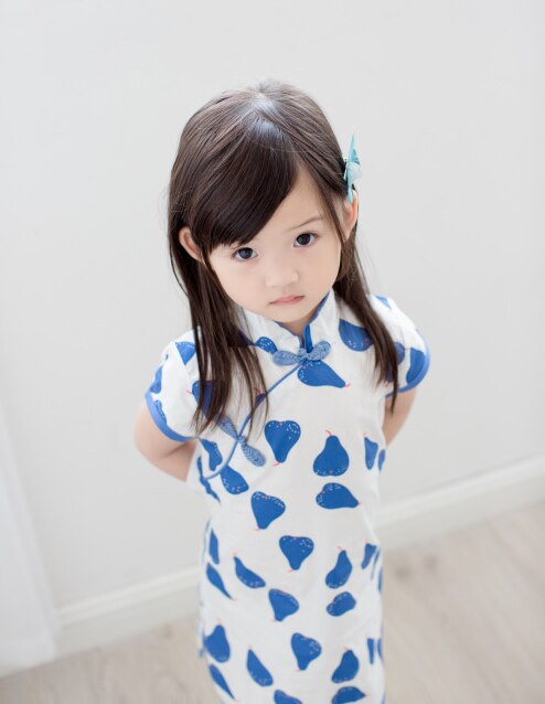 Girls sweet blue pears white cheongsam