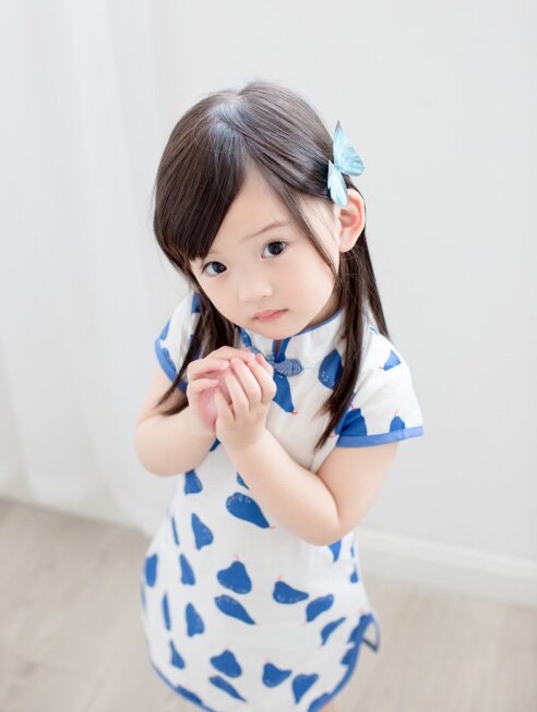 Girls sweet blue pears white cheongsam
