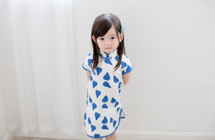 Girls sweet blue pears white cheongsam
