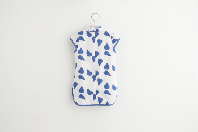 Girls sweet blue pears white cheongsam