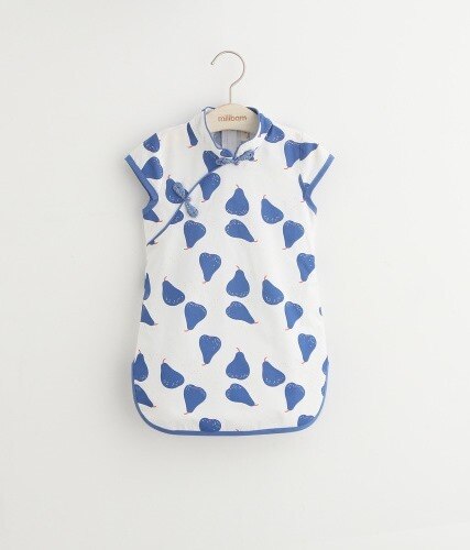Girls sweet blue pears white cheongsam